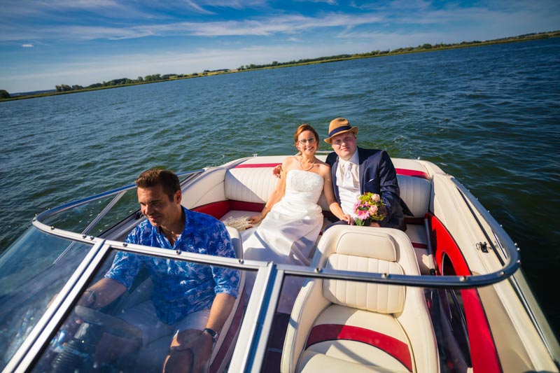 Motorbootstour Brautpaar auf dem Oberuckersee, Highlight zur Hochzeit, Hochzeitsplanung von Jessica Naujoks-Lehmann