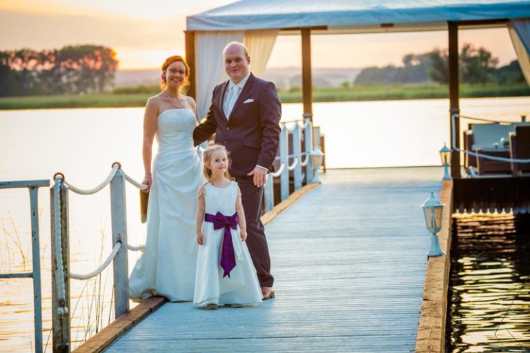 Heiraten mit Kindern, Brautpaar mit Tochter am Oberuckersee, Hochzeitsplanung von Jessica Naujoks-Lehmann