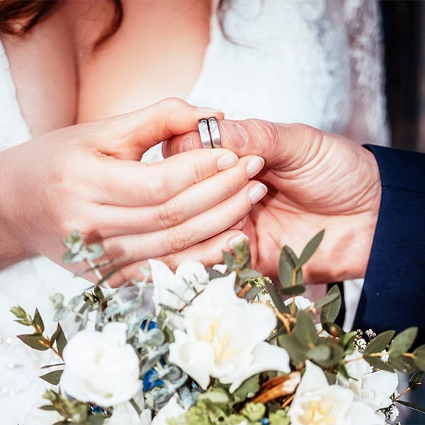 Brautpaar mit Eheringe und Brautstrauß mit Tulpen, Hochzeitsplanung in Berlin Brandenburg, Hochzeit in Alttyhmen