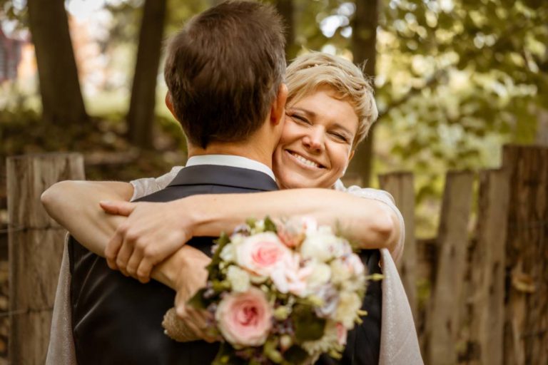 Brautpaar mit Brautstrauß, Hochzeitsplanung von Jessica Naujoks-Lehmann von FAIRY-TALE Weddings