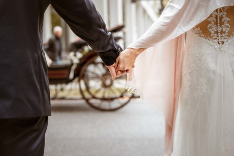 Brautpaar mit Kutsche, Highlight für den Hochzeitstag, Hochzeitskutsche, Hochzeitsplanung von Jessica Naujoks-Lehmann von FAIRY-TALE Weddings