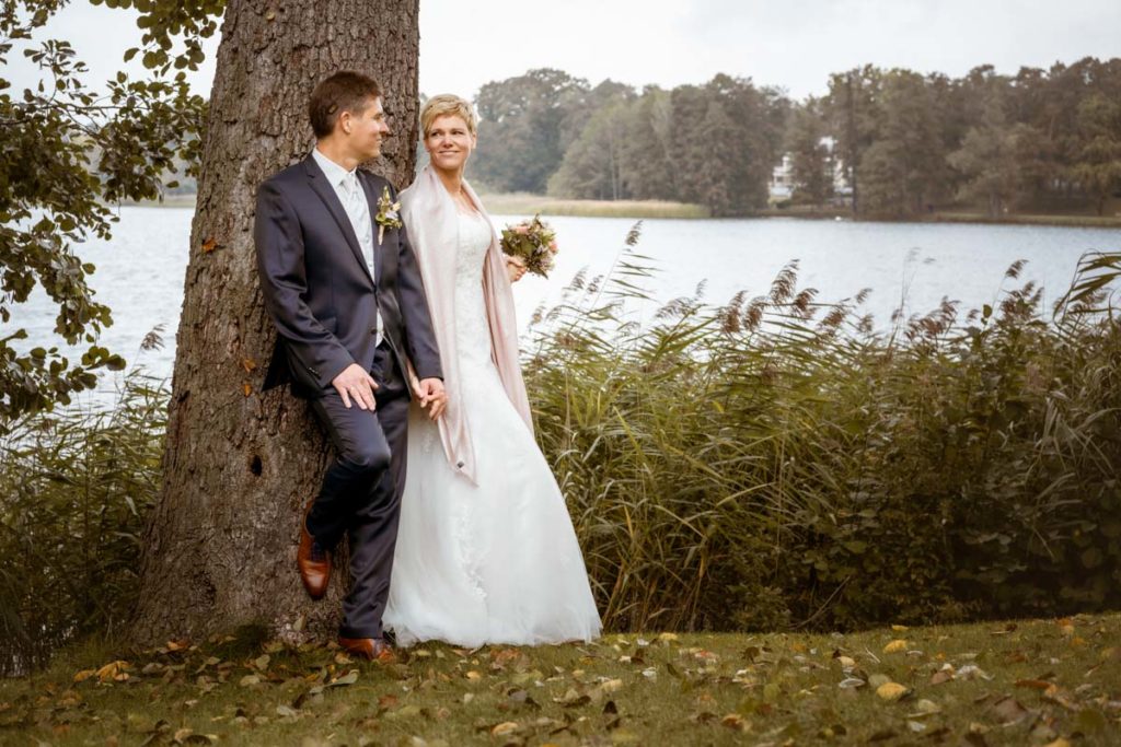 Brautpaar am Scharmützelsee mit Brautstrauß, Hochzeitsplanung von Jessica Naujoks-Lehmann von FAIRY-TALE Weddings