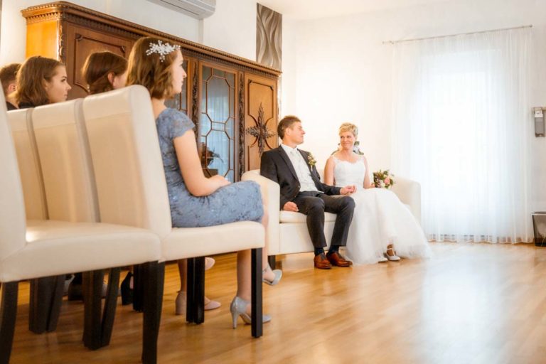 Brautpaar im Standesamt Bad Saarow, Trauung in Bad Saarow, Hochzeitsplanung von Jessica Naujoks-Lehmann von FAIRY-TALE Weddings