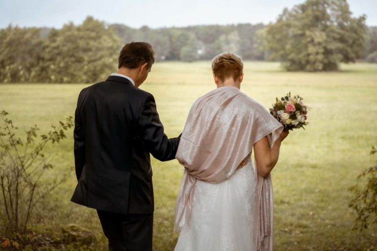 Brautpaar mit Brautstrauß, Hochzeitsplanung von Jessica Naujoks-Lehmann von FAIRY-TALE Weddings