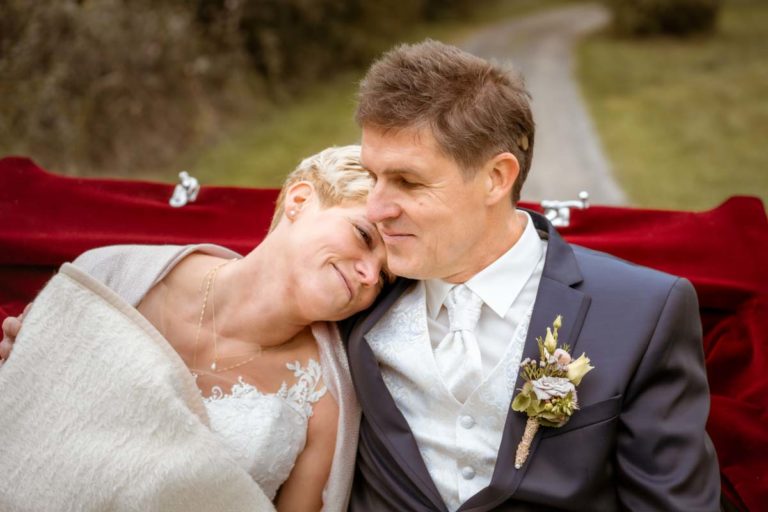 Brautpaar mit Kutsche, Highlight für den Hochzeitstag, Hochzeitskutsche, Hochzeitsplanung von Jessica Naujoks-Lehmann von FAIRY-TALE Weddings