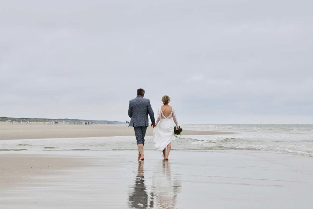 Brautpaar am Strand, Heiraten zu Zweit auf der Nordseeinsel Juist, Hochzeitsplanung von Jessica Naujoks-Lehmann von FAIRY-TALE Weddings