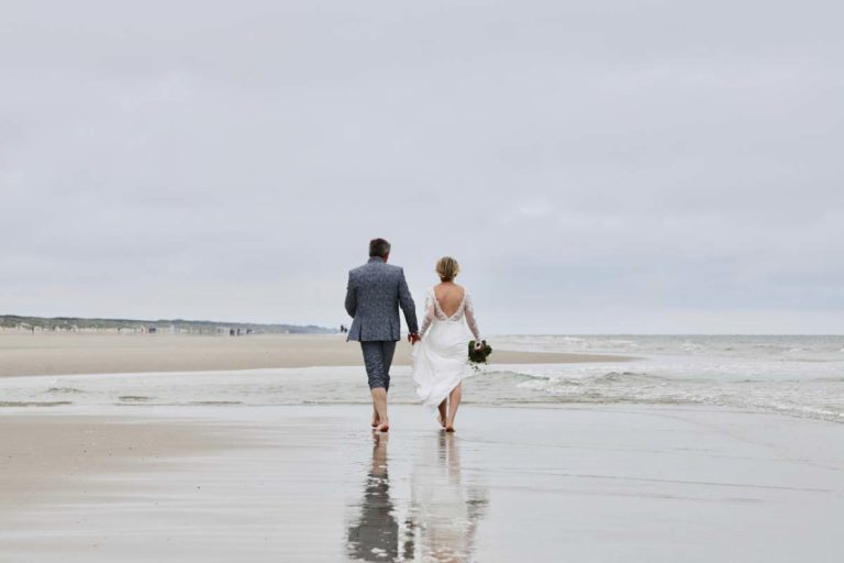 Brautpaar am Strand, Heiraten zu Zweit auf der Nordseeinsel Juist, Hochzeitsplanung von Jessica Naujoks-Lehmann von FAIRY-TALE Weddings