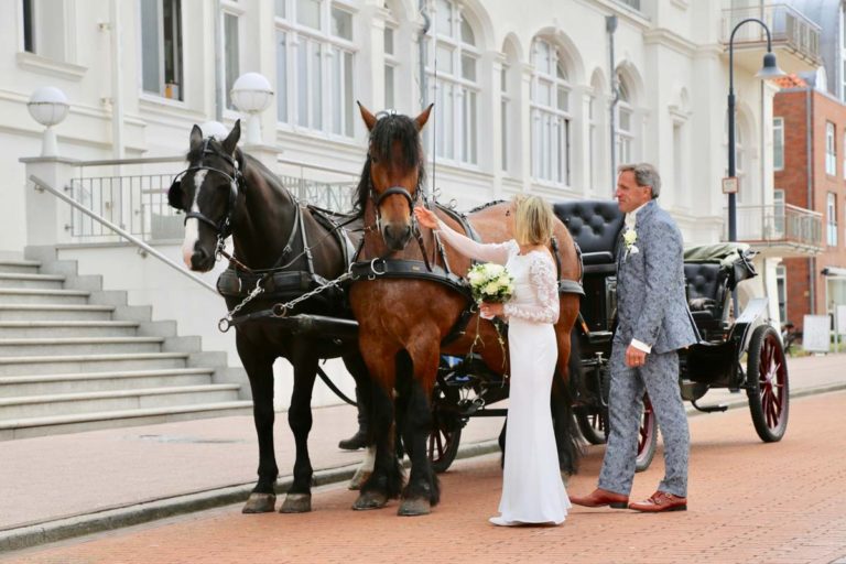 Brautpaar mit Kutsche, Highlight für den Hochzeitstag, Hochzeitskutsche, Hochzeitsplanung von Jessica Naujoks-Lehmann von FAIRY-TALE Weddings