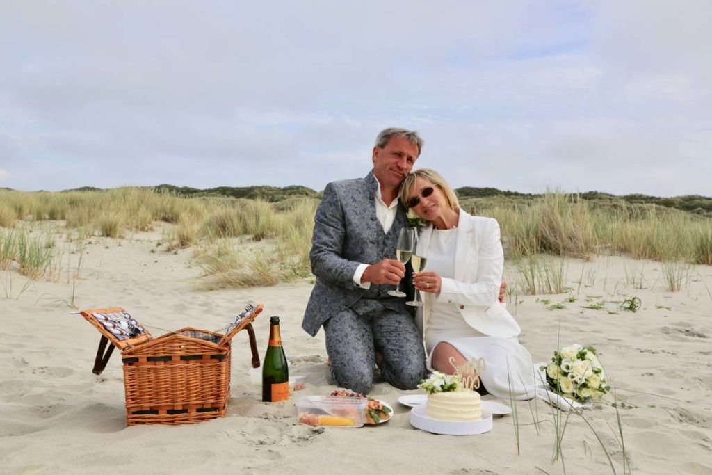 Brautpaar Picknick am Strand, Heiraten zu Zweit auf der Nordseeinsel Juist, Hochzeitsplanung von Jessica Naujoks-Lehmann von FAIRY-TALE Weddings