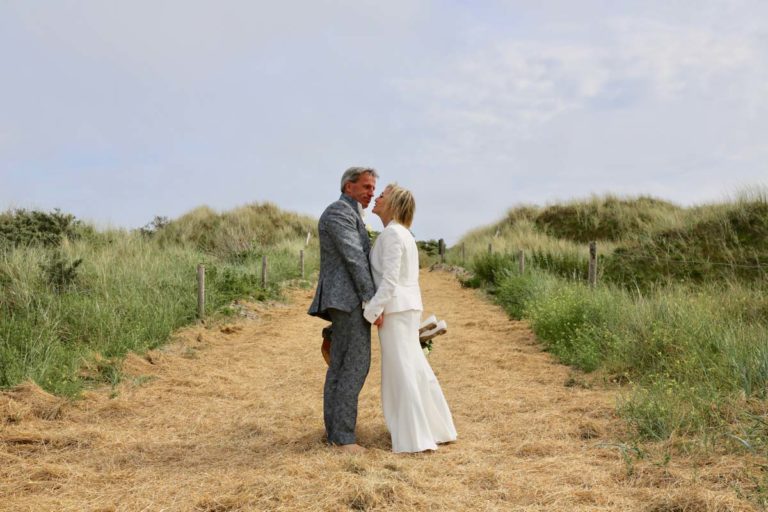 Brautpaar am Strand, Heiraten zu Zweit auf der Nordseeinsel Juist, Hochzeitsplanung von Jessica Naujoks-Lehmann von FAIRY-TALE Weddings