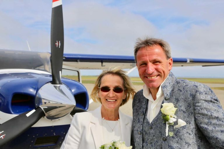 Brautpaar mit Flugzeug, Highlight für den Hochzeitstag, Hochzeitsrundflug, Hochzeitsplanung von Jessica Naujoks-Lehmann von FAIRY-TALE Weddings