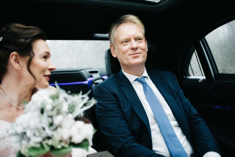 Brautpaar in Limousine, Hochzeitsplanung von Jessica Naujoks-Lehmann von FAIRY-TALE Weddings