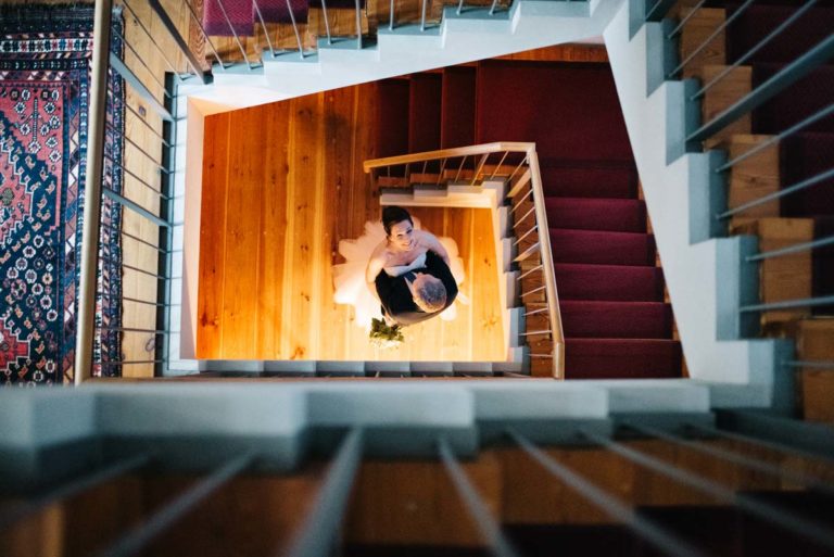 Brautpaar mit Treppenwendel, Heiraten zu Zweit im Schloss Steinhöfel, Hochzeitsplanung von Jessica Naujoks-Lehmann von FAIRY-TALE Weddings