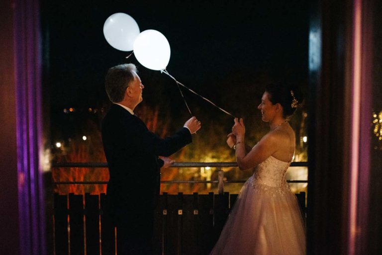 LED-Luftballon-Highlight am Abend mit Brautpaar, Hochzeitsplanung von Jessica Naujoks-Lehmann von FAIRY-TALE Weddings
