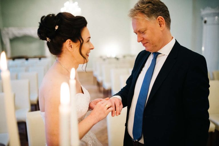 Brautpaar beim Ringwechsel, Heiraten zu Zweit in der Bibliothek Steinhöfel, Hochzeitsplanung von Jessica Naujoks-Lehmann von FAIRY-TALE Weddings