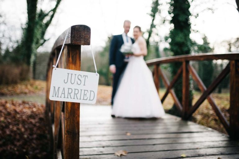 Just Married Brautpaar auf Steg im Schloss Park Steinhöfel, Hochzeitsplanung von Jessica Naujoks-Lehmann von FAIRY-TALE Weddings