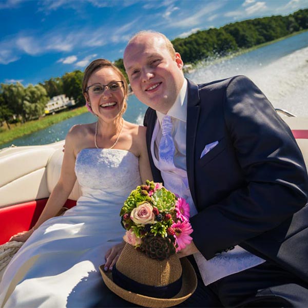 Brautpaar mit Motorboot am Oberuckersee, Heiraten zu Zweit, außergewöhnliche Tagesplanung für Hochzeiten, Hochzeitsplanung in Berlin Brandenburg